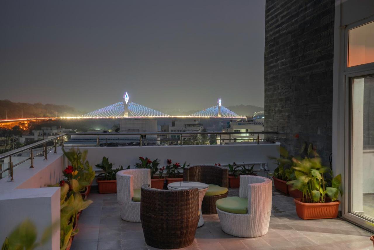 La Serene Hyderabad Exteriör bild