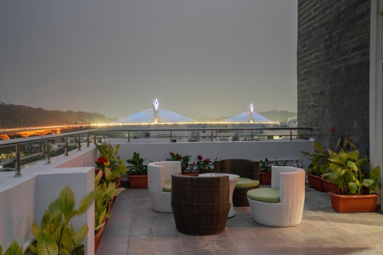 La Serene Hyderabad Exteriör bild